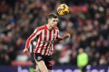 Sunderland 'dan Chris Mepham topu Sunderland' dan Anthony Patterson 'a götürüyor. 10 Aralık 2024' te Sunderland-Bristol City Stadyumu, Sunderland, İngiltere 'de oynanan maçında.