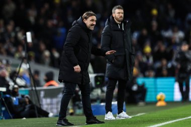 Leeds United 'ın Daniel Farke teknik direktörü, 10 Aralık 2024' te Leeds Road, Leeds, İngiltere 'de oynanan Sky Bet Şampiyonası maçında oyuncularına talimat veriyor.