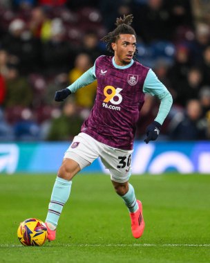 Burnley takımından Luca Koleosho, 10 Aralık 2024 'te Burnley - Derby County - Turf Moor, Burnley, Birleşik Krallık' ta oynanan Gökyüzü İddia Şampiyonası maçında topa vuruyor.