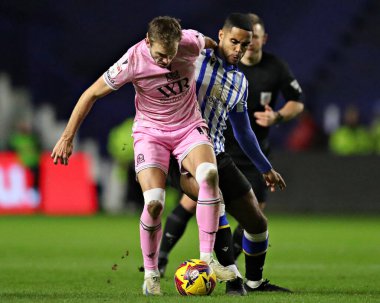 Blackburn Rovers 'dan Ryan Hedges, Sheffield Çarşamba günü Sheffield Wednesday' in 10 Aralık 2024 'te Hillsborough, Sheffield, İngiltere' de Blackburn Rovers 'a karşı oynadığı maçta Sheffield' lı Max Lowe 'dan baskı görüyor.