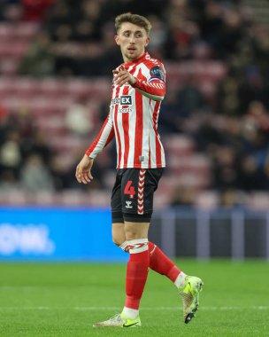 Sunderland 'dan Dan Neil takımına 10 Aralık 2024' te İngiltere 'nin Sunderland-Bristol City Stadyumu' nda oynanan Gökyüzü İddia Şampiyonası maçında talimat veriyor.