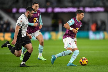 Burnley 'den Jeremy Sarmiento, 10 Aralık 2024' te Burnley, Burnley County 'nin Turf Moor, Burnley' de oynadığı Gökyüzü İddia Şampiyonası maçında topa vuruyor.