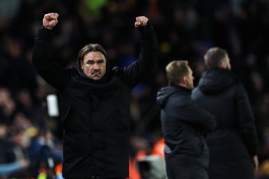 Leeds United takımının teknik direktörü Daniel Farke, 10 Aralık 2024 'te Leeds Road, Leeds, İngiltere' de oynanan Sky Bet Şampiyonası maçında 3-1 'lik galibiyet golünü kutluyor.