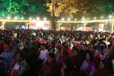 İnsanlar 10 Aralık 2024 'te Hindistan' ın Kolkata kentinde düzenlenen 30. Kolkata Uluslararası Film Festivali 'nde Debajyoti Chakraborty' nin bir mekanını ziyaret ettiler.  