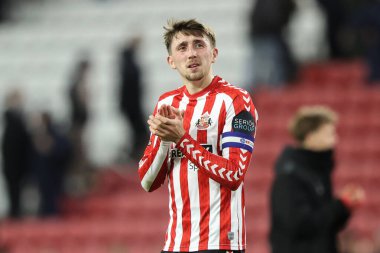 Sunderland 'dan Dan Neil, 10 Aralık 2024' te İngiltere 'nin Sunderland kentinde oynanan Sky Bet Şampiyonası karşılaşmasında taraftarları alkışlıyor.