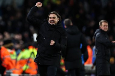 Leeds United takımının teknik direktörü Daniel Farke, 10 Aralık 2024 'te Leeds Road, Leeds, İngiltere' de oynanan Sky Bet Şampiyonası maçında 3-1 'lik galibiyet golünü kutluyor.