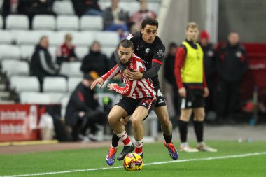 Bristol City 'den Adil Aouchiche ve Haydon Roberts 10 Aralık 2024' te İngiltere 'nin Sunderland kentinde Bristol City' ye karşı oynanan Gökyüzü İddia Şampiyonası karşılaşmasında top için mücadele ettiler.
