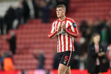 Sunderland 'dan Daniel Ballard, 10 Aralık 2024' te İngiltere 'nin Sunderland kentinde oynanan Sky Bet Şampiyonası karşılaşmasında taraftarları alkışlıyor.