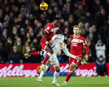 Middlesbrough 'dan Emmanuel Latte Lath ve Leeds United takımından Joe Rothwell 10 Aralık 2024' te Leeds Road, Leeds, İngiltere 'de oynanan Sky Bet Şampiyonası maçında top için mücadele ettiler.