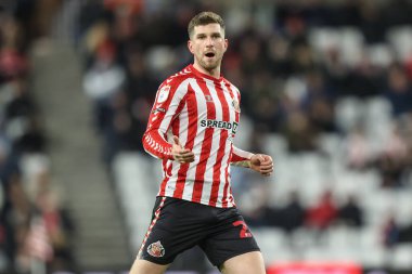 Sunderland 'dan Chris Mepham takımına 10 Aralık 2024' te Sunderland-Bristol City Stadyumu, Sunderland, İngiltere 'de oynanan Gökyüzü İddia Şampiyonası maçında talimat veriyor.
