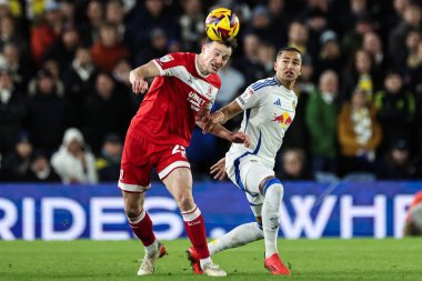 Middlesbrough 'dan George Edmundson, 10 Aralık 2024' te Leeds United 'ın Middlesbrough' a karşı oynadığı Sky Bet Şampiyonası maçında topa liderlik ediyor.