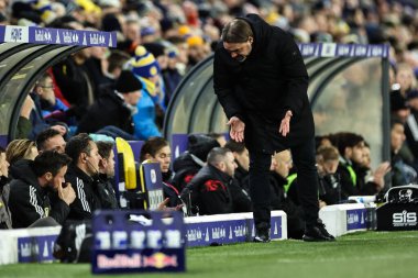 Leeds United 'ın Daniel Farke teknik direktörü 10 Aralık 2024' te Leeds Road, Leeds, İngiltere 'de oynanan Sky Bet Şampiyonası maçında antrenör kadrosuna konuştu.