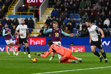 Derby County 'den Jacob Widell Zetterstrm Burnley' li Zian Flemming 'in 10 Aralık 2024' te Burnley 'e karşı Derby County maçında kurtarıyor.