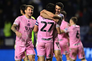 Blackburn Rovers 'dan Lewis Travis ve Blackburn Rovers' dan Danny Batth, 10 Aralık 2024 'te Hillsborough, Sheffield, İngiltere' de Çarşamba günü oynanan ve Blackburn Rovers 'a karşı oynanan Gökyüzü İddia Şampiyonası karşılaşmasını kutluyorlar.