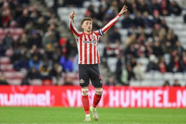 Sunderland 'dan Dan Neil takımına 10 Aralık 2024' te İngiltere 'nin Sunderland-Bristol City Stadyumu' nda oynanan Gökyüzü İddia Şampiyonası maçında talimat veriyor.