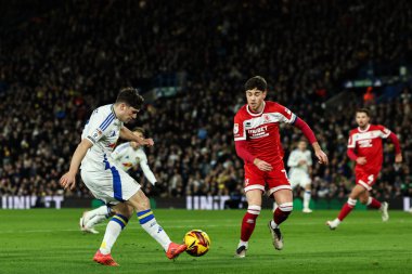 Leeds United takımından Daniel James 10 Aralık 2024 'te Leeds Road, Leeds, İngiltere' de oynanan Sky Bet Şampiyonası maçında topu geçiyor.