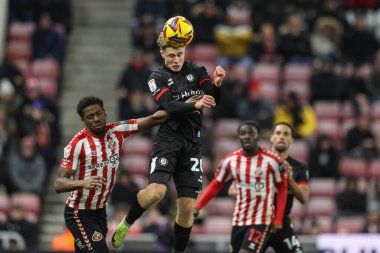 Bristol City 'den Sam Bell, 10 Aralık 2024' te İngiltere 'nin başkenti Sunderland' da Bristol City 'ye karşı oynanan Gökyüzü İddia Şampiyonası maçında yüksek topu kazanmak için atlıyor.