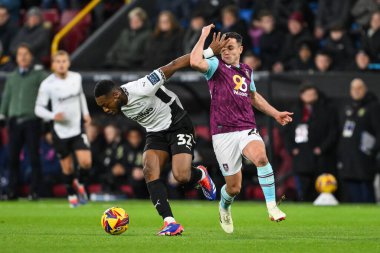 Derby County 'den Ebou Adams ve Burnley' den Josh Cullen, 10 Aralık 2024 'te Burnley - Derby County Turf Moor, Burnley, İngiltere' de oynanan Sky Bet Şampiyonası karşılaşmasında top için mücadele ediyor.