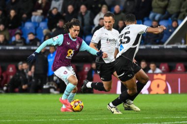 Burnley takımından Luca Koleosho, 10 Aralık 2024 'te Burnley - Derby County - Turf Moor, Burnley, Birleşik Krallık' ta oynanan Gökyüzü İddia Şampiyonası maçında topa vuruyor.