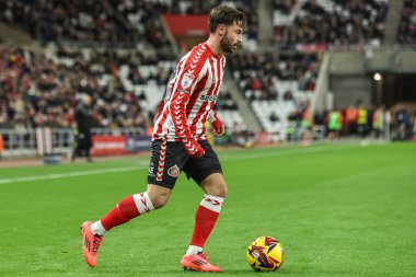 Sunderland 'dan Patrick Roberts, 10 Aralık 2024' te İngiltere 'nin Sunderland kentinde oynanan Sunderland-Bristol City maçında topu aldı.
