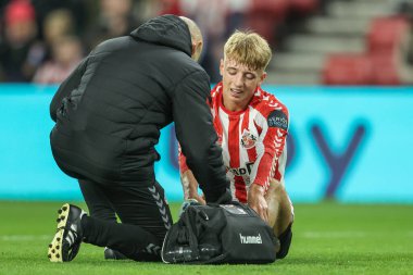 Sunderland 'dan Tom Watson, 10 Aralık 2024' te İngiltere 'nin Sunderland kentinde oynanan Sunderland-Bristol City maçında penaltı sahasında sakatlandı.