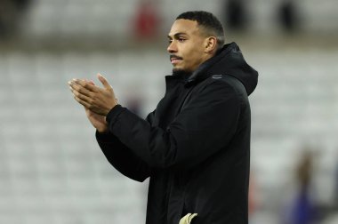 Sunderland 'dan Wilson Isidor, 10 Aralık 2024' te İngiltere 'nin Sunderland kentinde oynanan Sky Bet Şampiyonası karşılaşmasında taraftarları alkışlıyor.