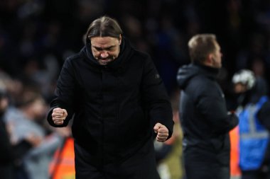 Leeds United takımının teknik direktörü Daniel Farke, 10 Aralık 2024 'te Leeds Road, Leeds, İngiltere' de oynanan Sky Bet Şampiyonası maçında 2-1 'lik galibiyet golünü kutluyor.