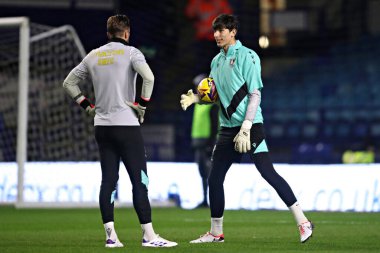 Sheffield Wednesday 'den James Beadle ve Sheffield' den Ben Hamer, 10 Aralık 2024 'te İngiltere' nin Sheffield kentinde Çarşamba günü oynanan Blackburn Rovers maçından önce