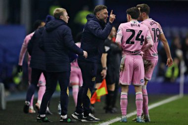 Blackburn Rovers 'ın John Eustace Yöneticisi Blackburn Rovers' dan Ryan Hedges ve Blackburn Rovers 'dan Owen Beck' e, Sheffield - Blackburn Rovers maçında talimat veriyor.