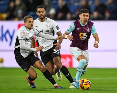Burnley 'den Jeremy Sarmiento, 10 Aralık 2024' te Burnley, Burnley County 'nin Turf Moor, Burnley' de oynadığı Gökyüzü İddia Şampiyonası maçında topa vuruyor.