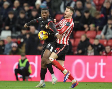 Bristol City 'den Sinclair Armstrong ve Sunderland' dan Chris Mepham 10 Aralık 2024 'te İngiltere' nin Sunderland şehrindeki stadyumda oynanan Sunderland-Bristol maçında top için mücadele ettiler.