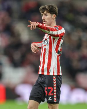 Sunderland 'dan Trai Hume takımına 10 Aralık 2024' te Sunderland 'ın Bristol City' e karşı oynadığı Gökyüzü İddia Şampiyonası maçında talimat veriyor.