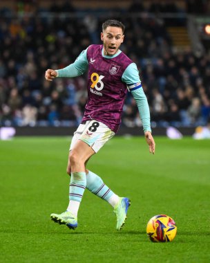 Burnley 'den Josh Brownhill, 10 Aralık 2024' te Burnley, Burnley, İngiltere 'de oynanan Gökyüzü İddia Şampiyonası maçında takımına talimatlar veriyor.