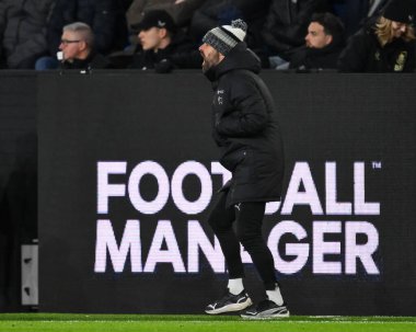 Derby County 'nin Paul Warne Menajeri takımına 10 Aralık 2024' te Burnley, Burnley County 'nin Turf Moor, Burnley' de oynadığı Sky Bet Şampiyonası maçında talimat veriyor.