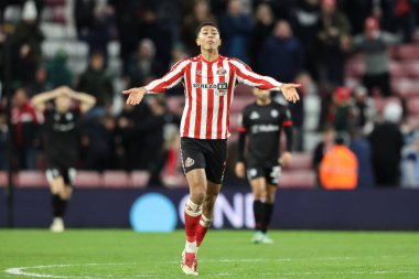 Sunderland 'dan Jobe Bellingham, 10 Aralık 2024' te İngiltere 'nin Sunderland şehrindeki Stadyum of Light, Sunderland' da oynanan Sunderland-Bristol maçında takımının son maçında eşitlik golünü atması sonrasında kalabalığı coşturuyor.