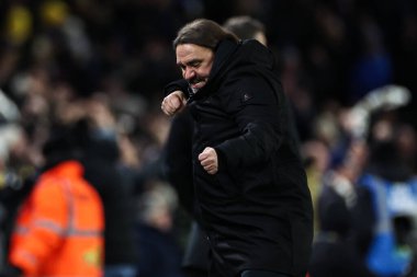 Leeds United takımının teknik direktörü Daniel Farke, 10 Aralık 2024 'te Leeds Road, Leeds, İngiltere' de oynanan Sky Bet Şampiyonası maçında 2-1 'lik galibiyet golünü kutluyor.