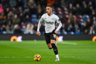 Derby County 'den Jerry Yates, 10 Aralık 2024' te Burnley, Burnley County 'nin Turf Moor, Burnley' de oynadığı Gökyüzü İddia Şampiyonası maçında topa vuruyor.