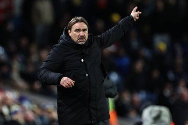 Leeds United 'ın Daniel Farke teknik direktörü, 10 Aralık 2024' te Leeds Road, Leeds, İngiltere 'de oynanan Sky Bet Şampiyonası maçında oyuncularına talimat veriyor.