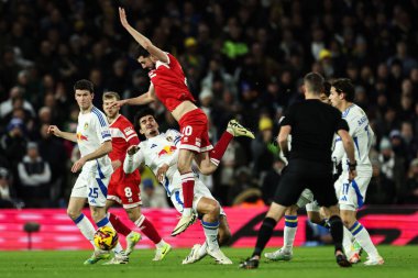 Leeds United 'dan Pascal Struijk ve Middlesbrough' dan Finn Azaz, 10 Aralık 2024 'te Leeds Road, Leeds, İngiltere' de oynanan Sky Bet Şampiyonası maçında top için mücadele ettiler.