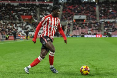 Sunderland 'dan Eliezer Mayenda, 10 Aralık 2024' te İngiltere 'nin Sunderland kentinde oynanan Sunderland-Bristol City maçında topu aldı.