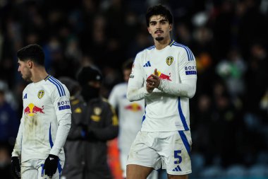 Leeds United takımından Pascal Struijk, 10 Aralık 2024 'te Leeds Road, Leeds, İngiltere' de oynanan Sky Bet Şampiyonası maçından sonra ev sahibi taraftarlarını alkışlıyor.