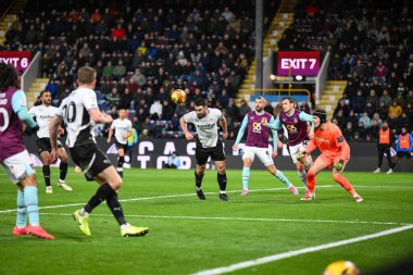 Derby Eyaleti 'nden Eiran Cashin, 10 Aralık 2024' te Burnley - Derby County Turf Moor, Burnley, İngiltere 'de oynanan Gökyüzü İddia Şampiyonası karşılaşmasında önde gidiyor.