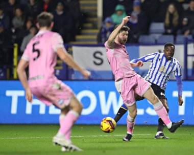 Sheffield Wednesday 'den Anthony Musaba, 10 Aralık 2024' te İngiltere 'nin Hillsborough kentinde oynanan Sheffield Wednesday-Blackburn Rovers maçında topu geçiyor.