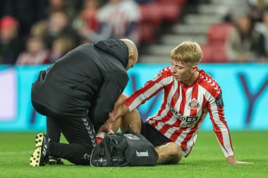 Sunderland 'dan Tom Watson, 10 Aralık 2024' te İngiltere 'nin Sunderland kentinde oynanan Sunderland-Bristol City maçında penaltı sahasında sakatlandı.