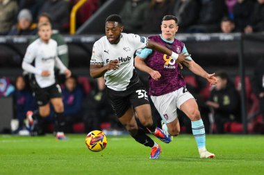 Derby County 'den Ebou Adams, 10 Aralık 2024' te Burnley - Derby County Turf Moor, Burnley 'de oynanan Gökyüzü İddia Şampiyonası maçında topa vuruyor.