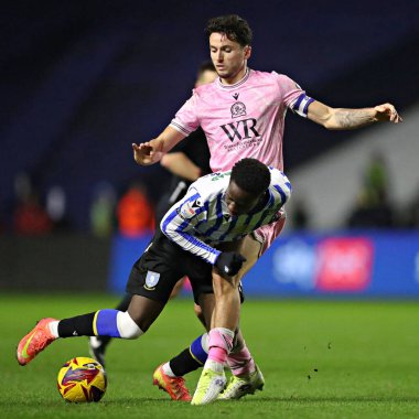 Sheffield Wednesday 'den Djeidi Gassama, Blackburn Rovers takımından Lewis Travis' in 10 Aralık 2024 'te Hillsborough, Sheffield, İngiltere' de Çarşamba günü Blackburn Rovers 'a karşı oynadığı maçta baskı altında.