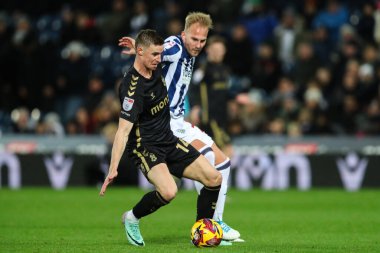 Coventry City 'den Ben Sheaf, West Bromwich Albion' dan Uro Rai 'yi 11 Aralık 2024' te The Hawthorns, West Bromwich, Birleşik Krallık 'ta West Bromwich Albion-Coventry City maçında durdurdu.