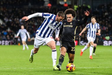 West Bromwich Albion 'dan John Swift Coventry City' den Joel Latibeaudiere ile 11 Aralık 202 'de The Hawthorns, West Bromwich, İngiltere' de oynanan Sky Bet Şampiyonası maçında karşılaştı.