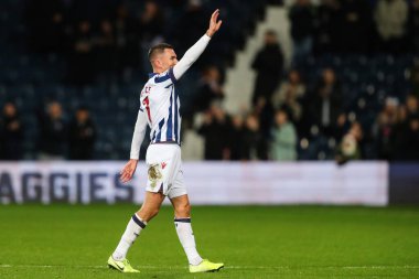 West Bromwich Albion takımından Jed Wallace, 11 Aralık 202 'de İngiltere' nin başkenti West Bromwich 'te oynanan West Bromwich Albion-Coventry City maçı sonrasında taraftarlara el sallıyor.