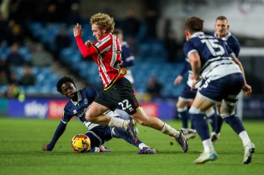 Sheffield United takımından Tom Davies, Millwall 'dan Romain Esse ile 11 Aralık 202' de The Den, Londra, İngiltere 'de oynanan Millwall - Sheffield United maçında karşı karşıya geldi.